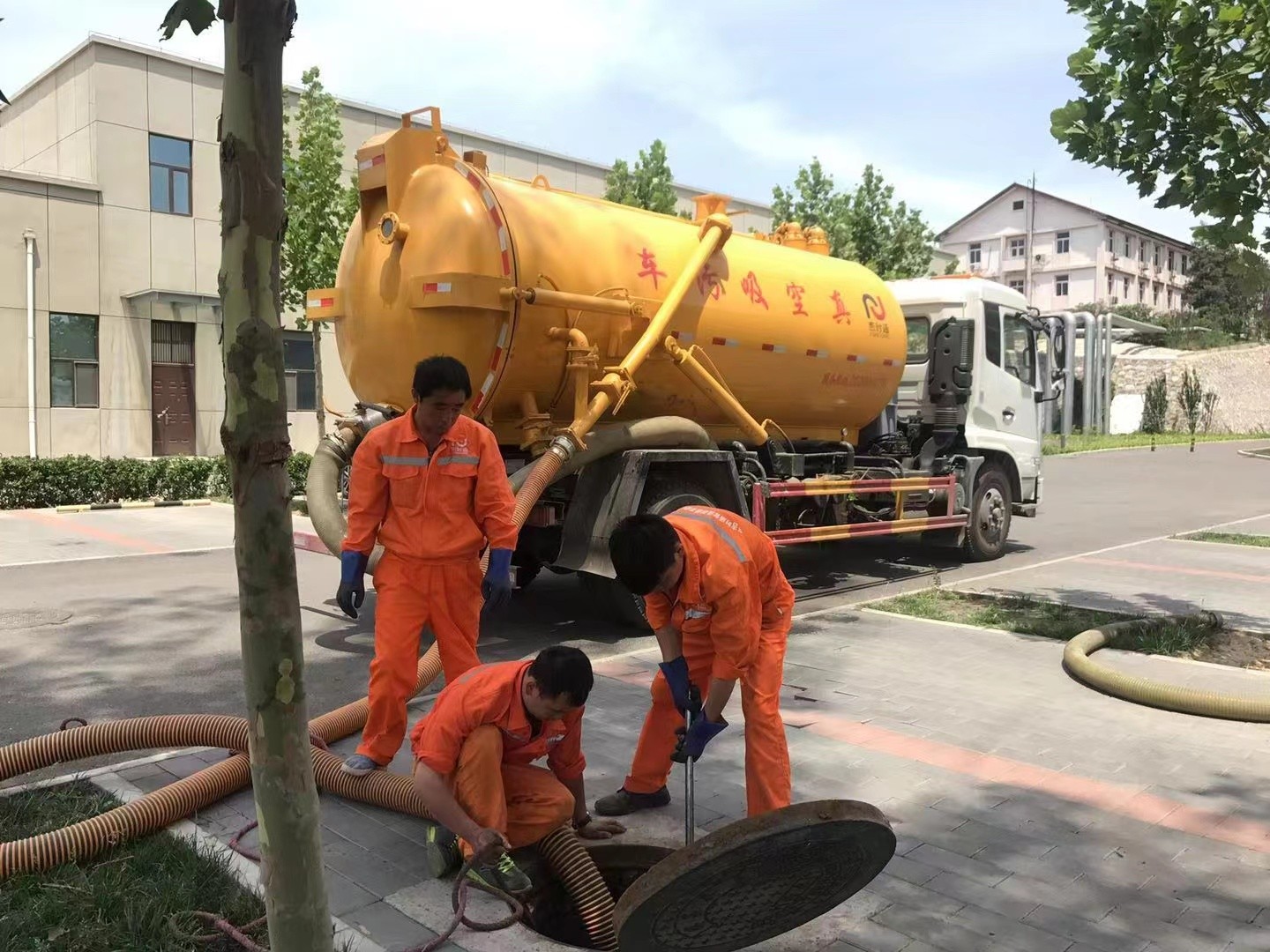 安庆管道疏通车停在窨井附近