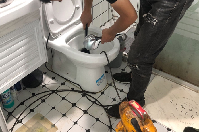 安庆马桶堵塞自己疏通还是找师傅?专业上门服务让你省时更省心